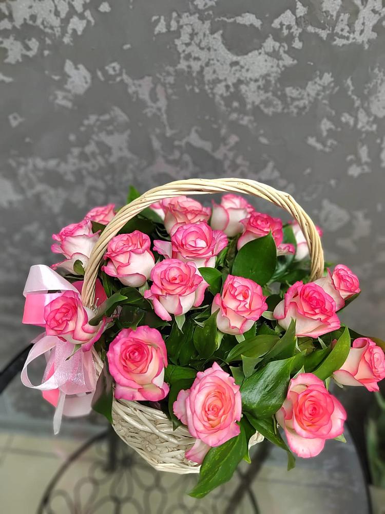 Цветочная композиция из Розы в корзине в Темижбекском