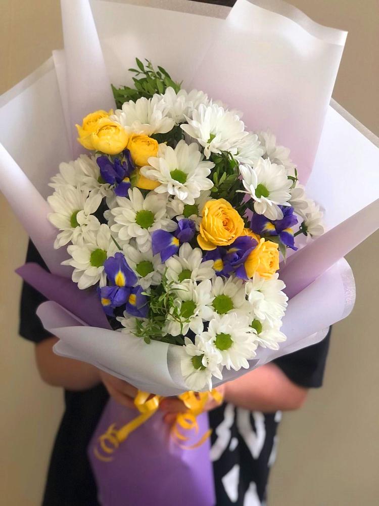 Букет цветов из: Ирисы, Хризантемы и Розы в Темижбекском