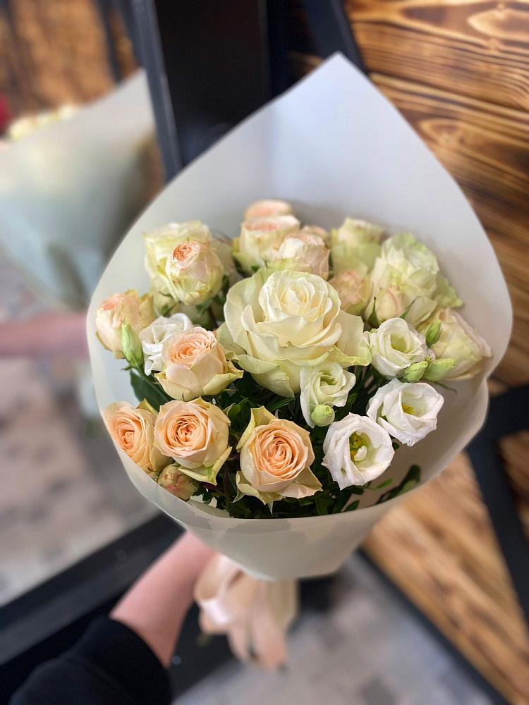 Букет цветов из: Розы и Лизиантусы в Темижбекском